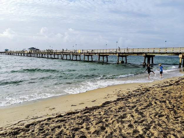 Zdjęcie pier na plaży na tle nieba