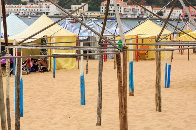 Pier na plaży na tle nieba