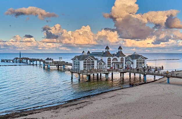 Zdjęcie pier na plaży nad morzem na tle nieba