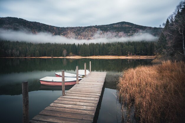 Zdjęcie pier nad jeziorem na tle nieba