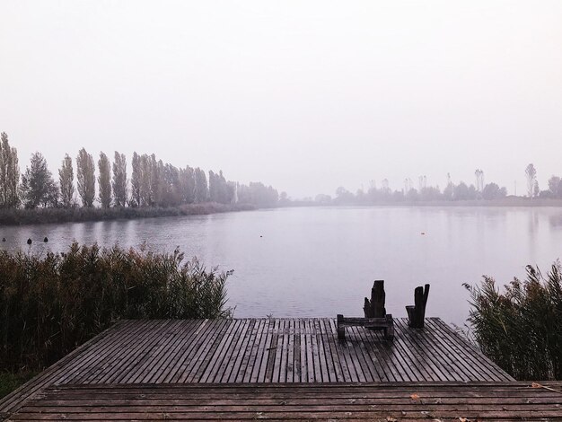 Pier nad jeziorem na tle nieba