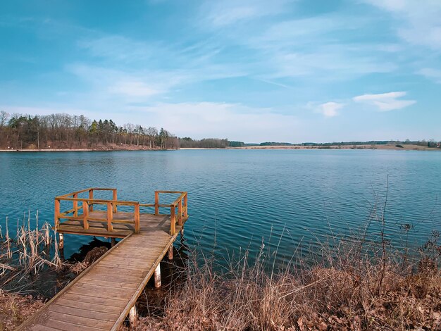 Zdjęcie pier nad jeziorem na tle nieba