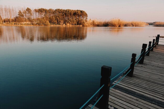 Zdjęcie pier nad jeziorem na tle nieba