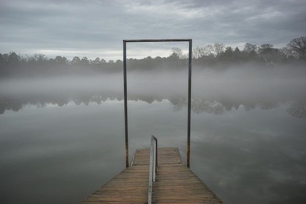 Pier nad jeziorem na tle nieba