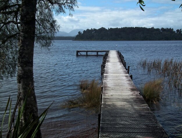 Zdjęcie pier nad jeziorem na tle nieba