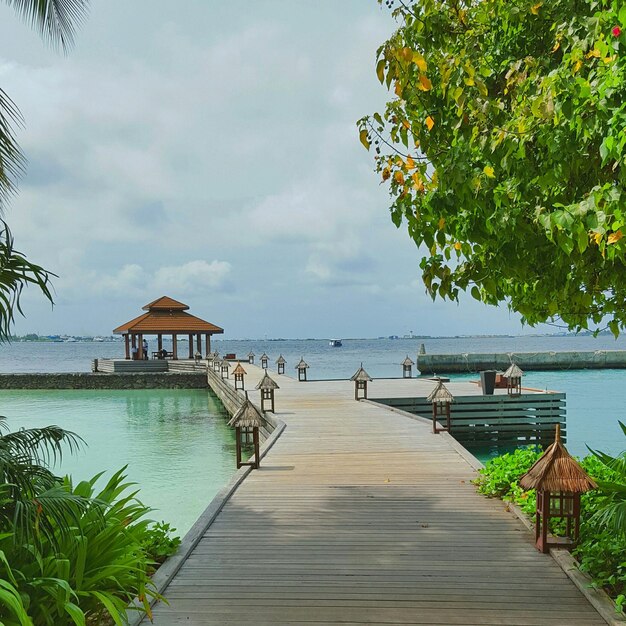 Zdjęcie pier nad morzem na chmurowym niebie