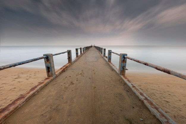 Zdjęcie pier nad morzem na chmurowym niebie