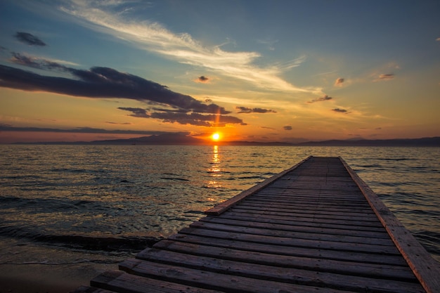 Zdjęcie pier nad morzem na tle nieba podczas zachodu słońca