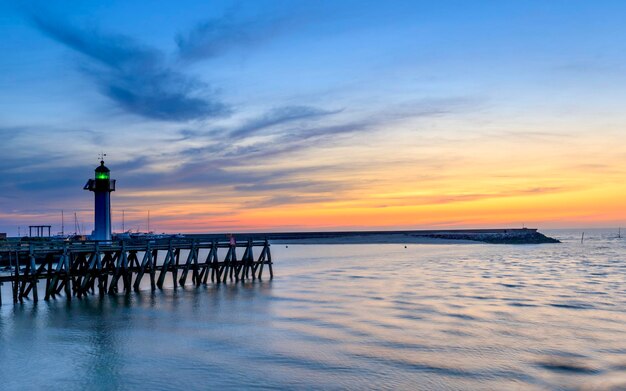 Zdjęcie pier nad morzem na tle nieba podczas zachodu słońca