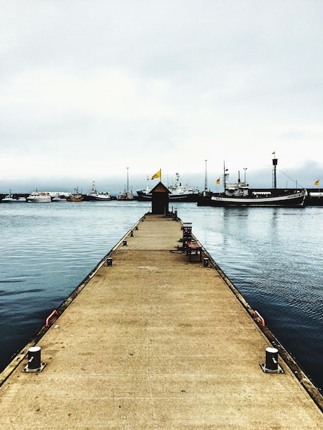 Zdjęcie pier nad morzem na tle nieba