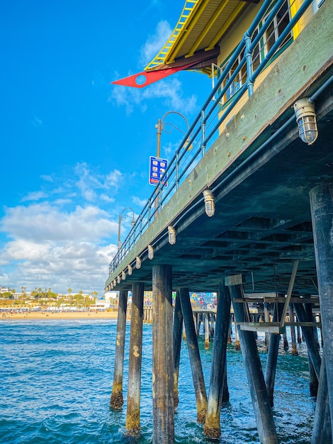 Zdjęcie pier nad morzem na tle niebieskiego nieba