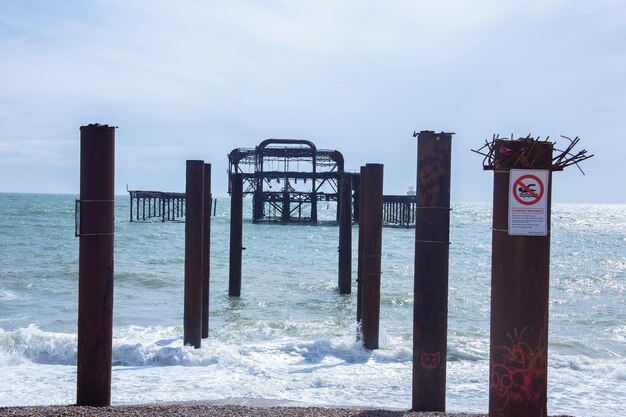 Zdjęcie pier nad morzem przeciwko niebu