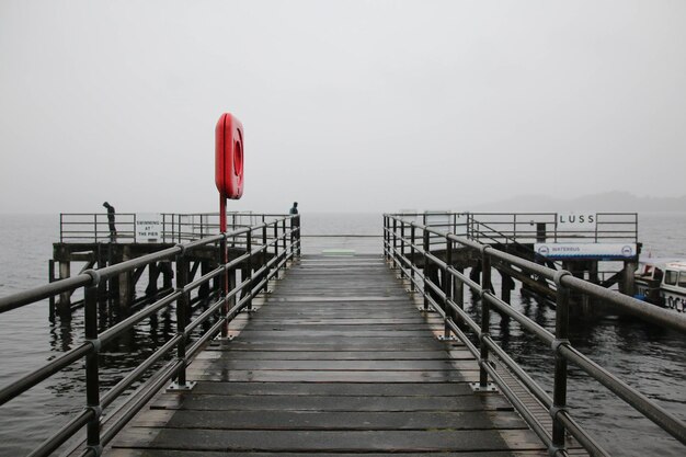 Zdjęcie pier nad morzem przeciwko niebu