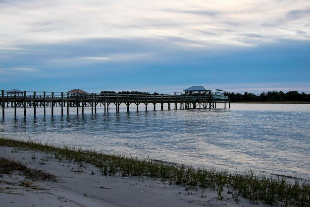 Zdjęcie pier nad morzem przeciwko niebu