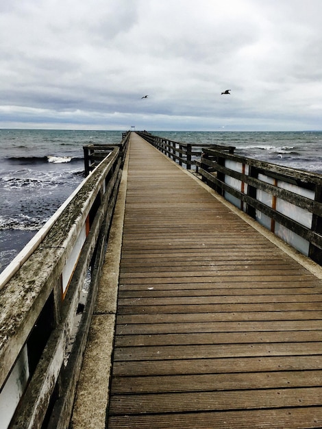 Zdjęcie pier nad morzem przeciwko niebu