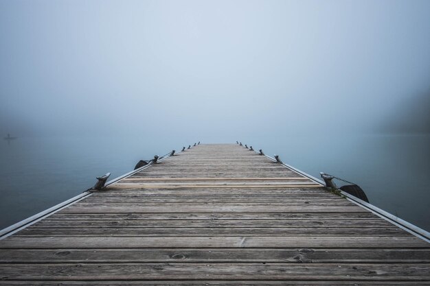 Pier nad morzem przeciwko niebu