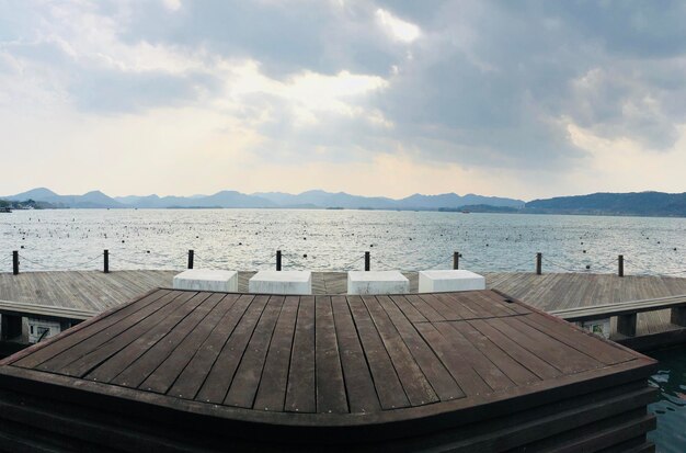 Pier nad morzem przeciwko niebu