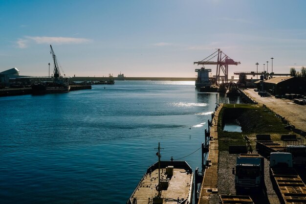 Pier nad morzem przeciwko niebu