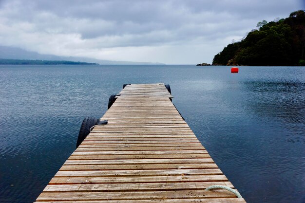 Zdjęcie pier nad morzem przeciwko niebu