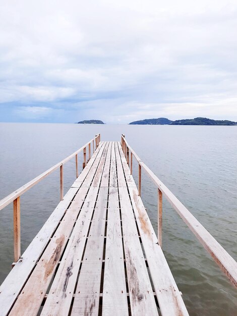 Zdjęcie pier nad morzem przeciwko niebu