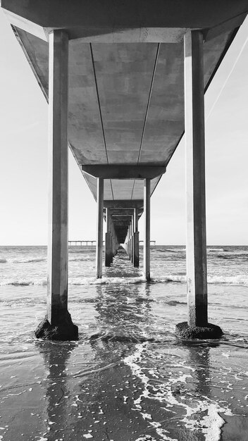 Zdjęcie pier nad morzem przeciwko niebu