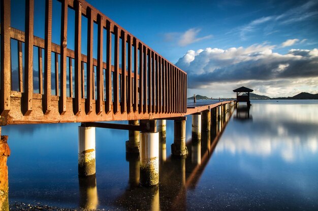 Zdjęcie pier nad rzeką na tle nieba