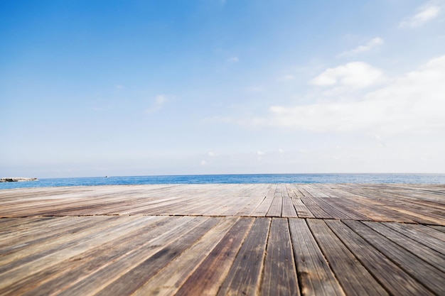 Pier przez morze przeciwko niebu