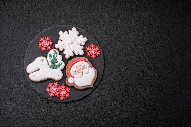 Pierniki świąteczne Pyszne pierniki z miodem, imbirem i cynamonem Zimowa kompozycja