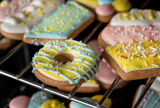 Pierniki w postaci lodów pączkowych i ciast suszonych w piecu Donut Focus Macro