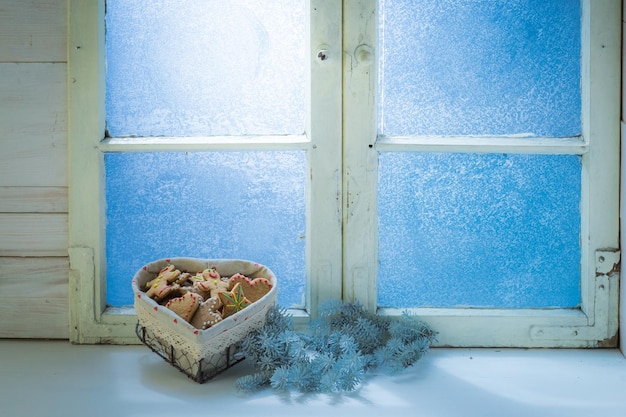 Piernikowe ciasteczka na Boże Narodzenie i mrożone okno