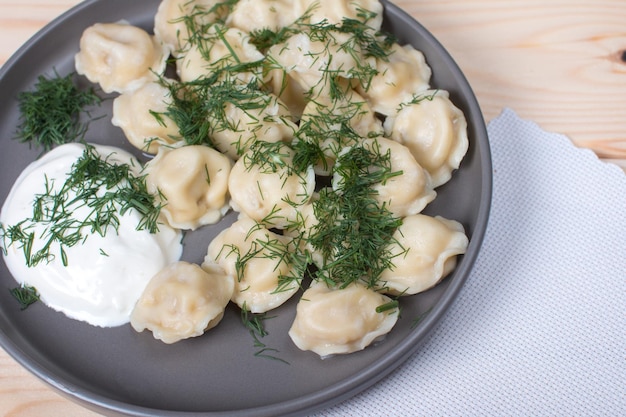 Pierogi gotowane z koperkiem i śmietaną Domowe pierogi z mięsem