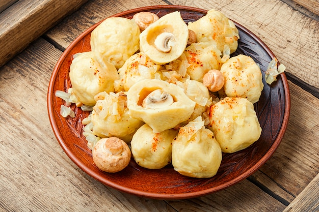 Pierogi nadziewane grzybami