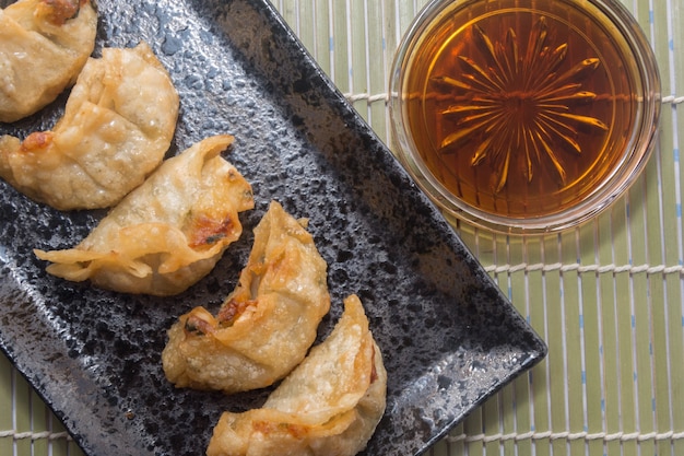 pierogi smażone wieprzowina gyoza na czarnej płycie