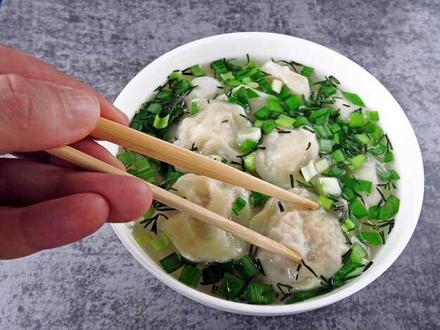 Pierogi w bulionie w stylu chińskim.