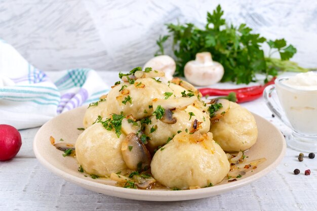 Pierogi Z Mięsem I Grzybami W Misce Na Białym Tle