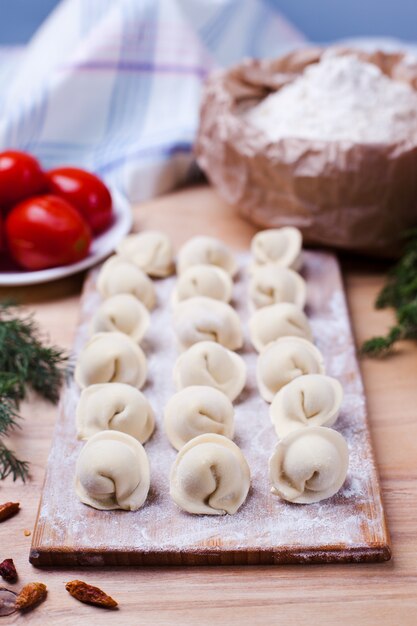 Pierogi Z Mięsem Na Drewnianym Stojaku