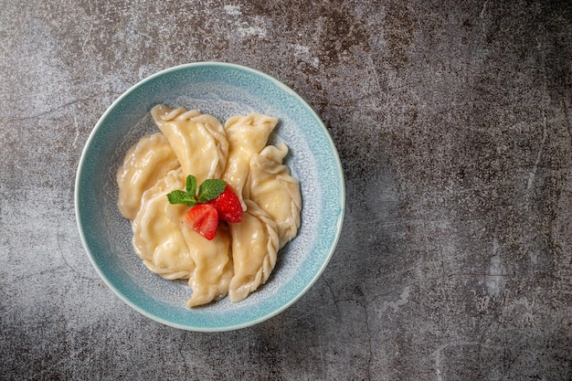 Pierogi z nadzieniem truskawkowym. Zdrowe, słodkie śniadanie