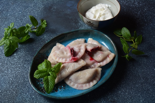 Pierogi z wiśniami, śmietaną i miętą