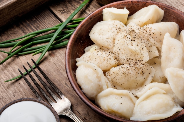 Zdjęcie pierogi z ziemniakami na talerzu