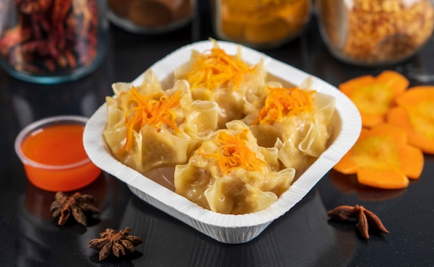 Pierożki dim sum gotowane na parze podawane z pysznym sosem