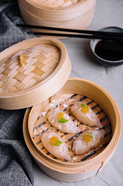 Pierożki z krewetkami na parze dim sum z kawiorem szczupakowym