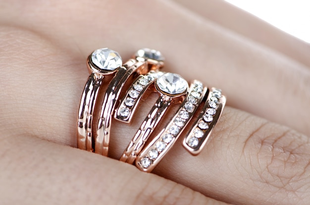 Pierścień biżuterii noszony na palcu