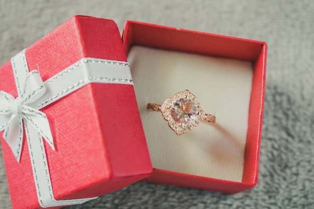 Zdjęcie pierścionek z różowym diamentem w czerwonym pudełku