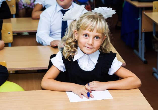 Zdjęcie pierwsza równiarka siedzi przy biurku na pierwszej lekcji