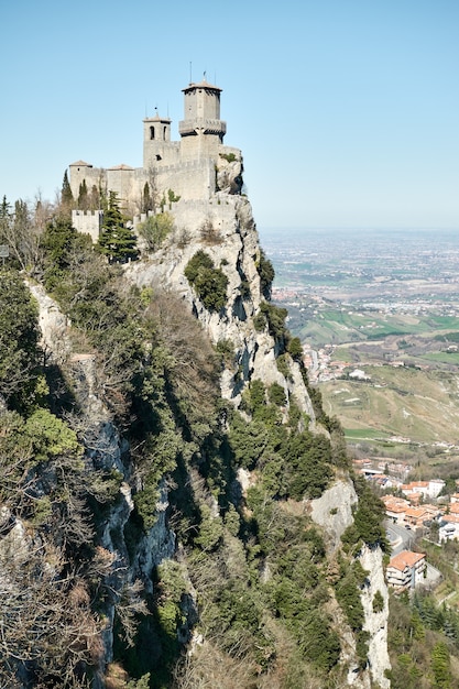 Pierwsza wieża San Marino na górze Titano, Republika San Marino. Krajobraz