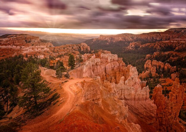 Zdjęcie pierwsze promienie słońca uderzyły w hoodoos w bryce canyon w utah