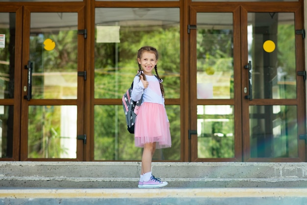 Zdjęcie pierwszy dzień w szkole mała uczennica w pierwszej klasie uczennica podstawówki powrót do szkoły