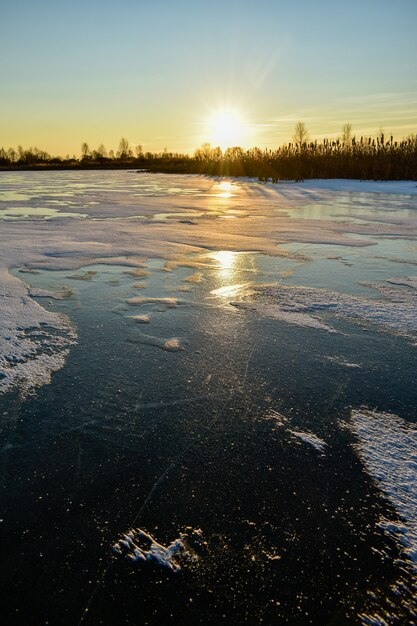 Pierwszy Lód Na Słońcu O Zachodzie Słońca