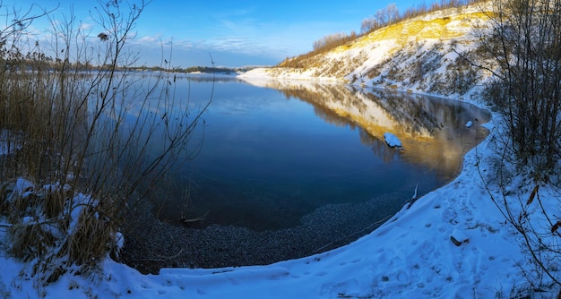 Pierwszy lód na stawie wczesnym mroźnym rankiem