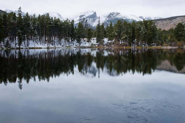 Pierwszy śnieg w Sprague Lake w Rocky Mountain National Park w stanie Kolorado.